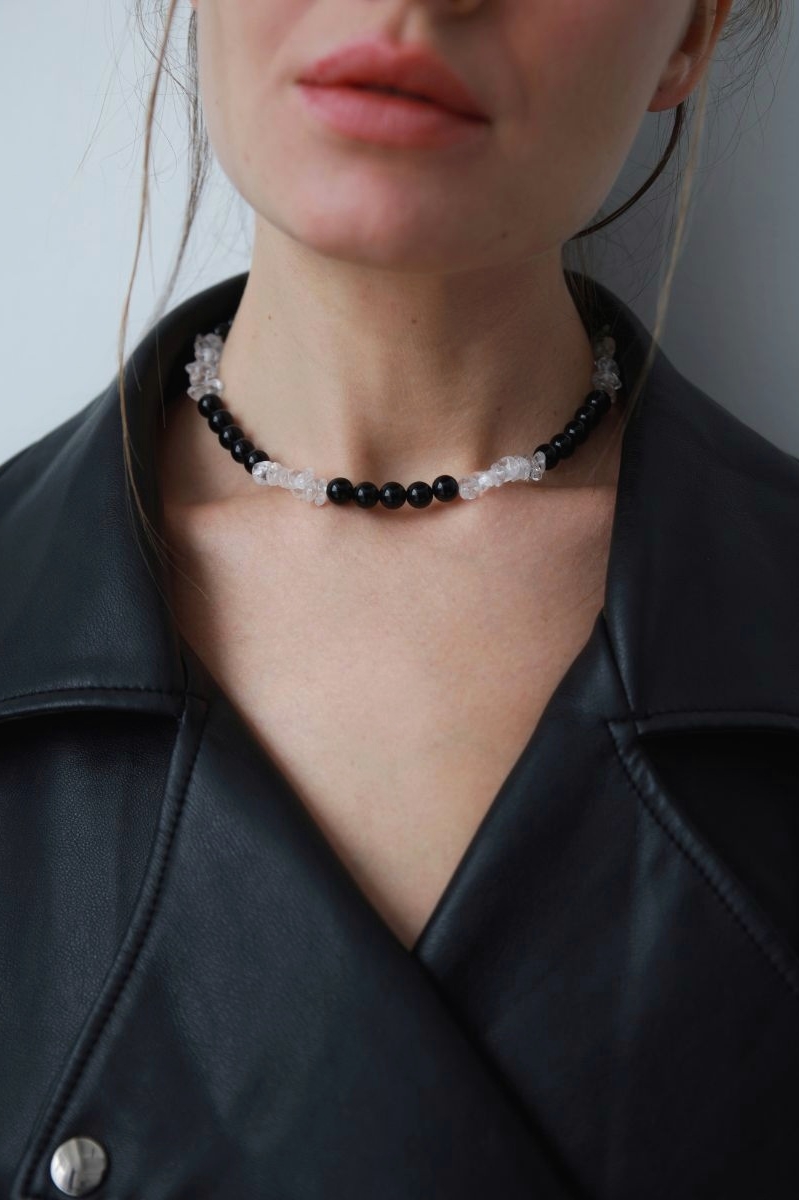 колье из агата и горного хрусталя