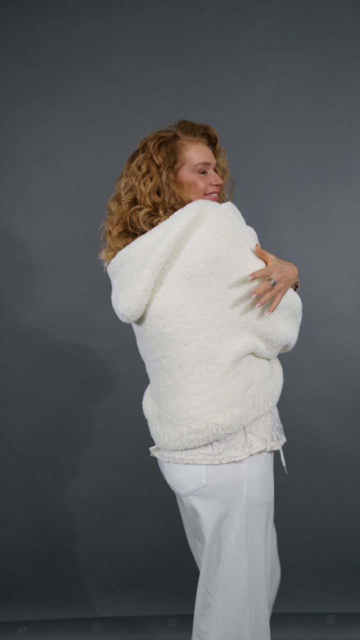 Бомбер "FLUFFY" светлый молочный