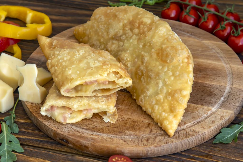 ЧЕБУРЕК С ВЕТЧИНОЙ И СЫРОМ