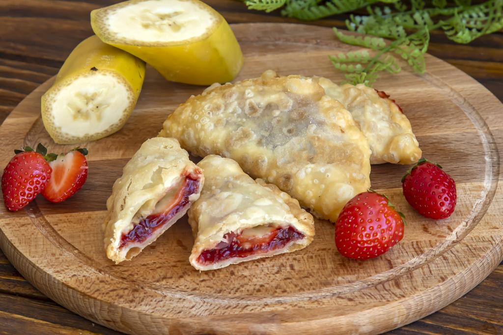 ЧЕБУРЕК С КЛУБНИКОЙ И БАНАНОМ