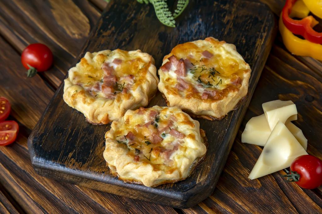 ПЕРЕПЕЧКИ С СЫРОМ И ВЕТЧИНОЙ