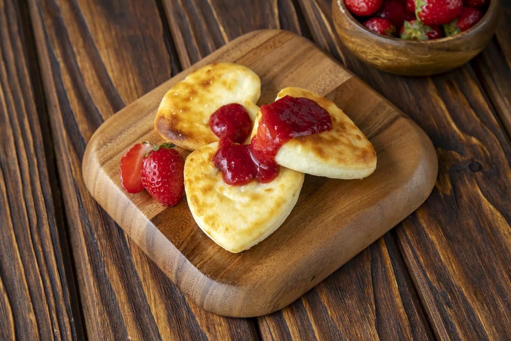 СЫРНИКИ С ЯГОДНЫМ СОУСОМ