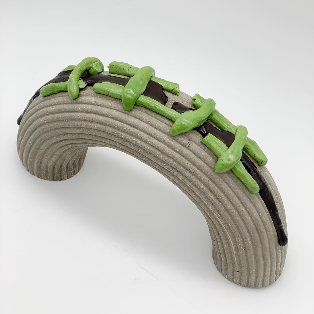 Скульптура c зеленой сеткой.