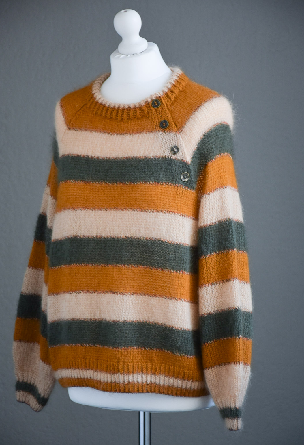 Джемпер мохеровый с пуговицами