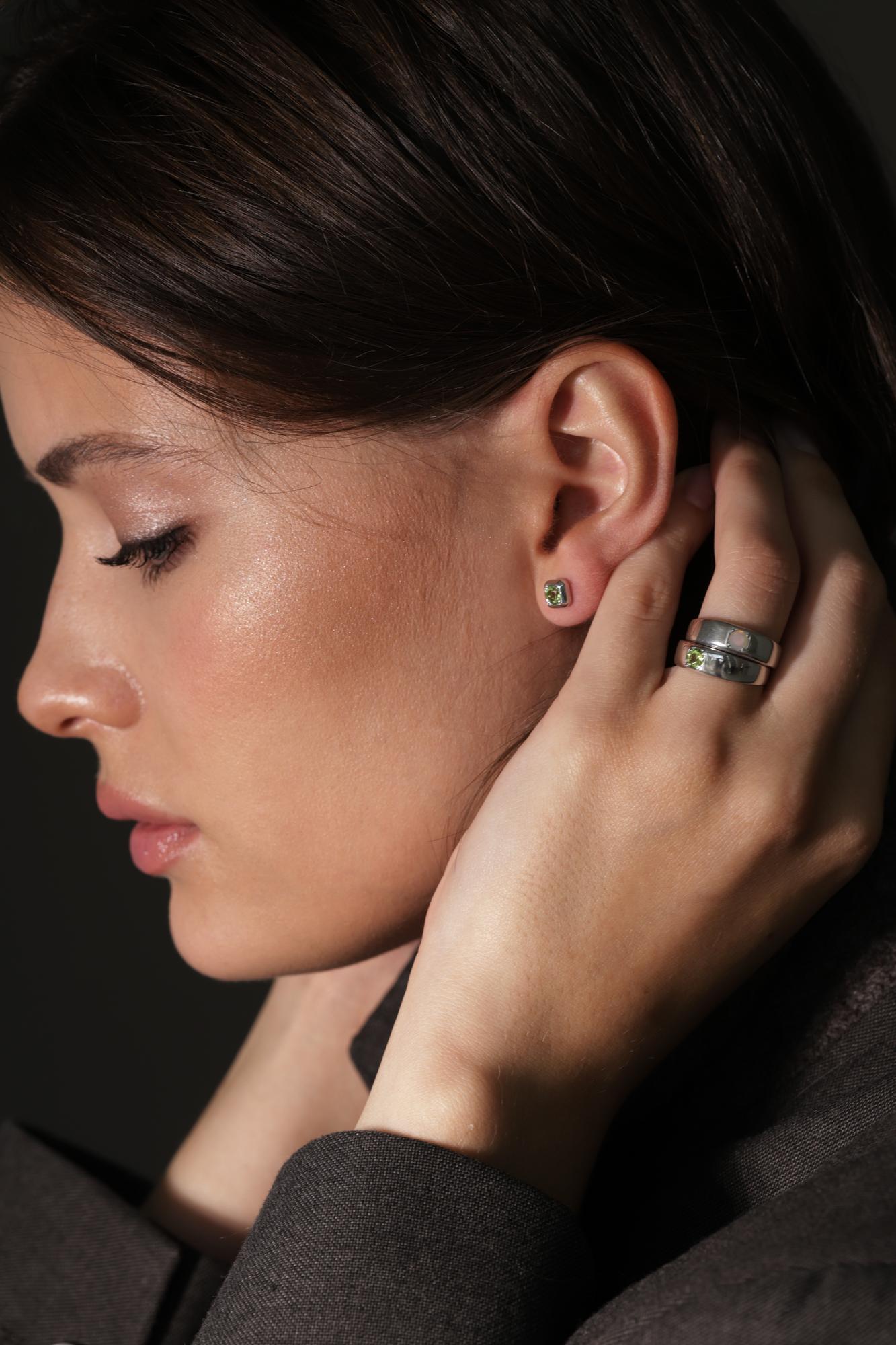 Серьги Crystal Square с хризолитом