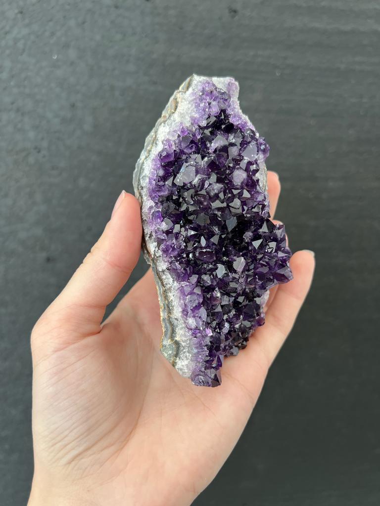 Друза яркого аметиста