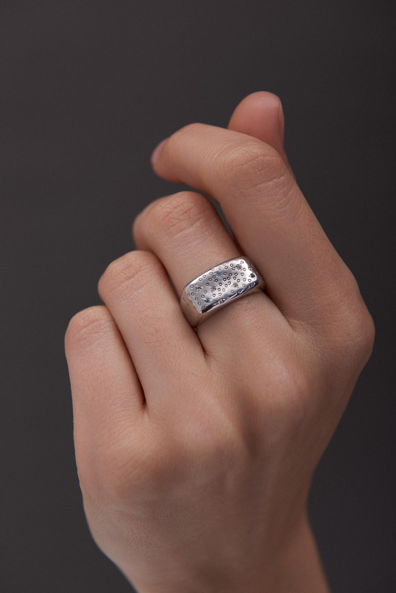 Кольцо 7 Crystals с белым и голубым топазом