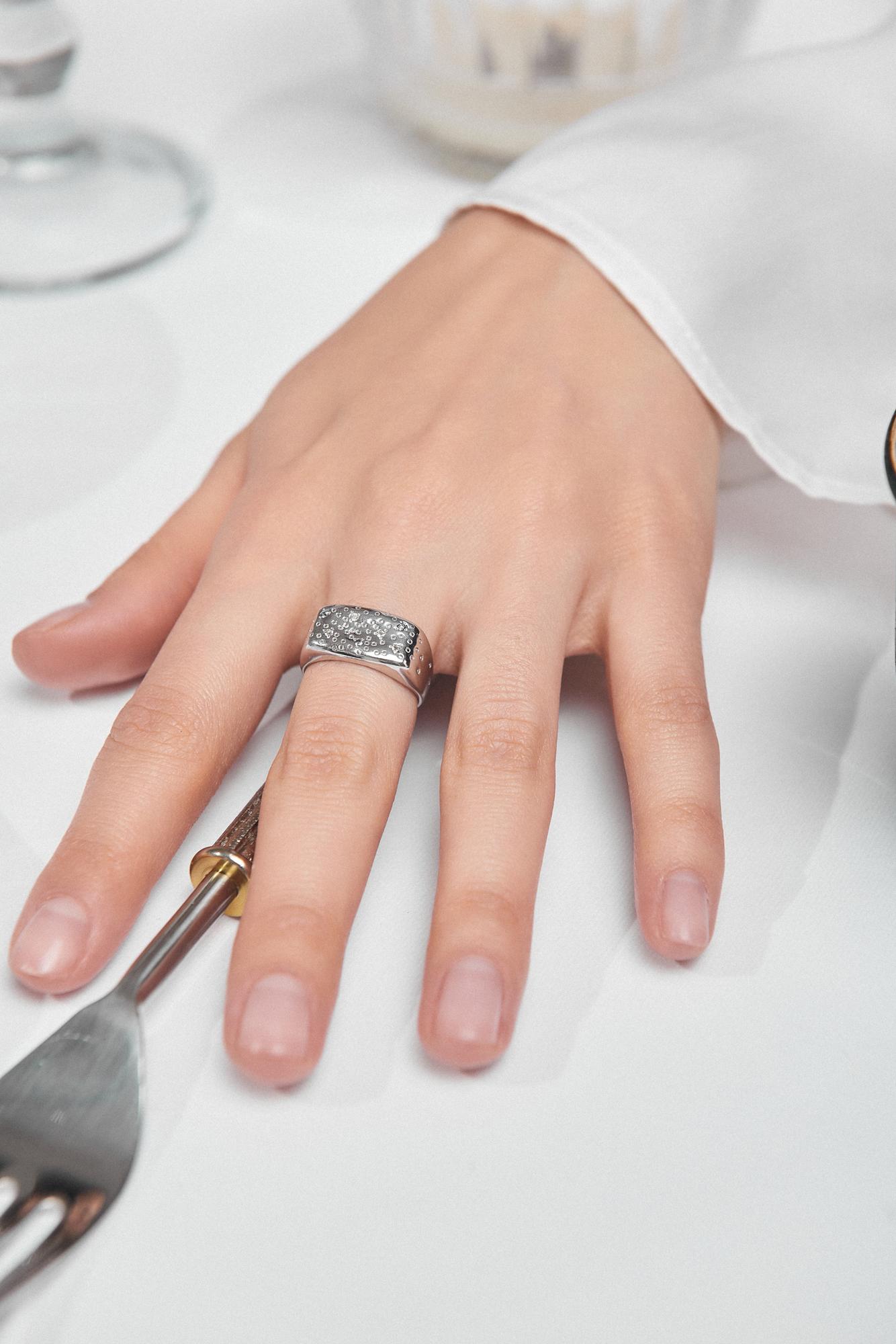 Кольцо 7 Crystals с белым топазом