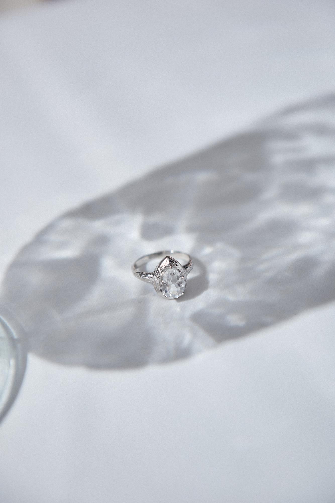 Кольцо Crystal Drop с горным хрусталем (белое золото)