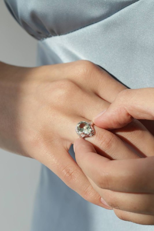 Кольцо Crystal Drop с празиолитом (белое золото)