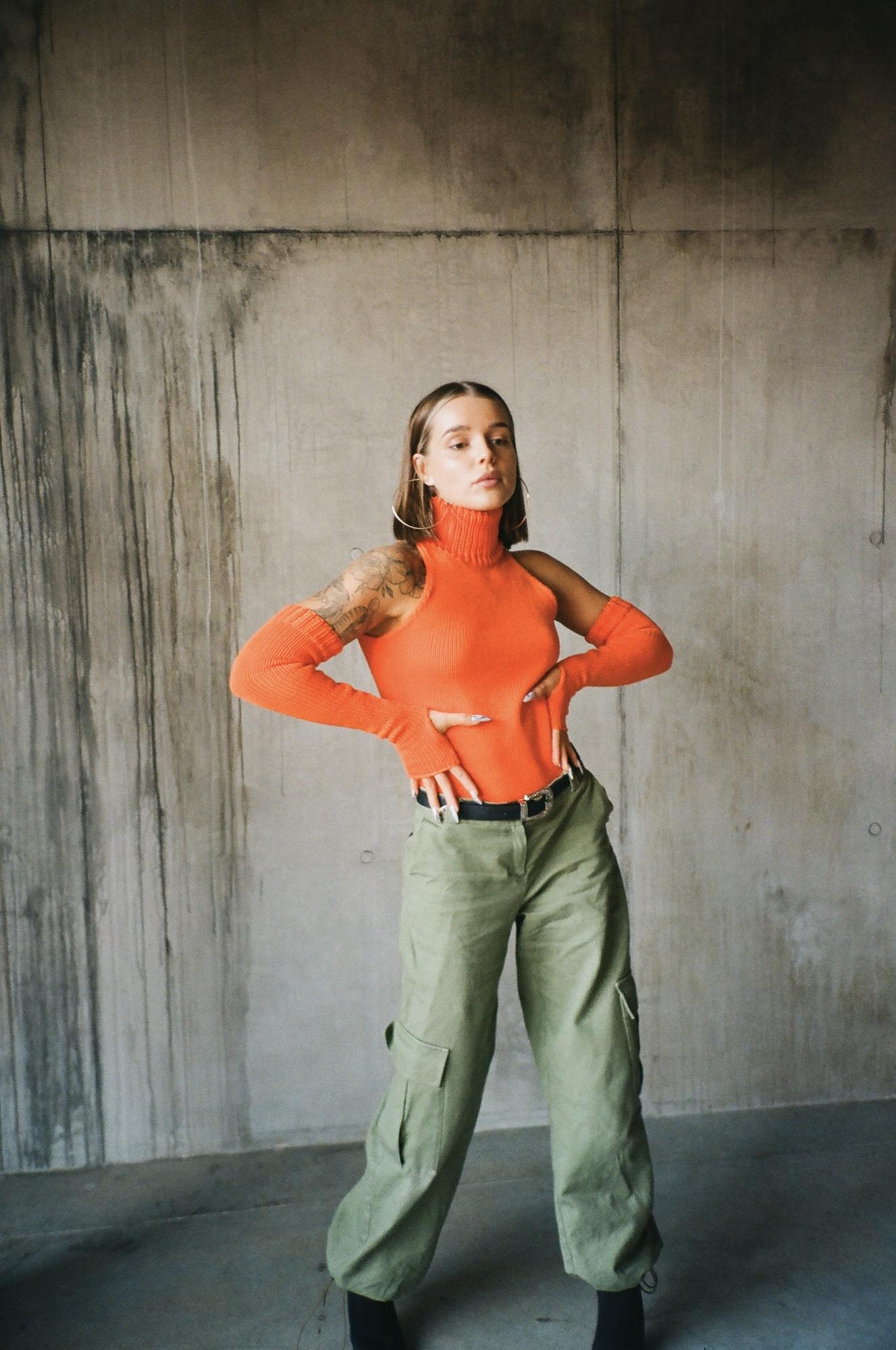 Топ с воротом и перчатками