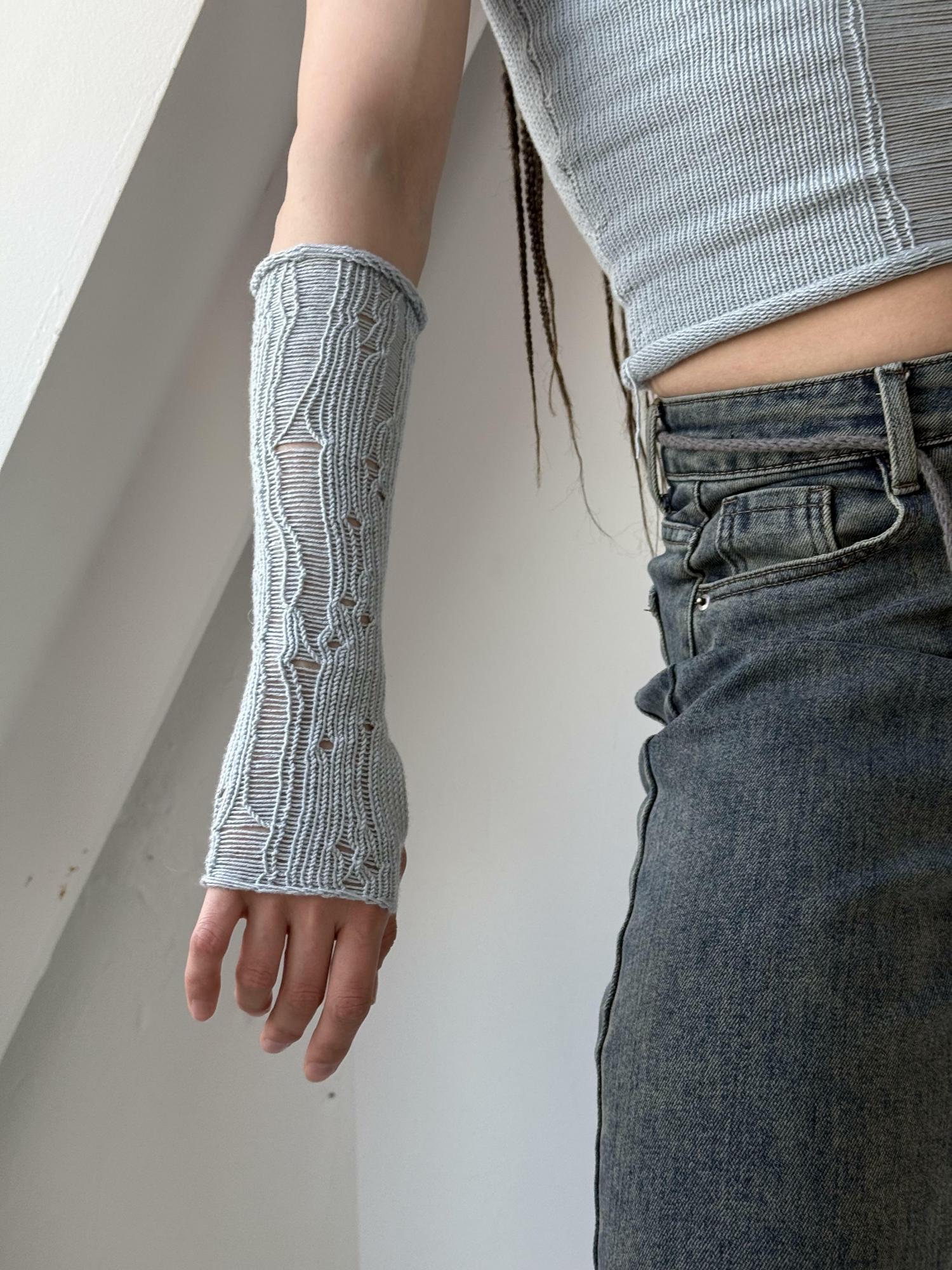 Перчатки рваные