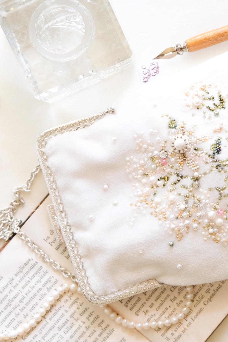 "Ромашки" бархатная сумочка с вышивкой бисером, жемчугом и кристаллами, с фермуаром богемия