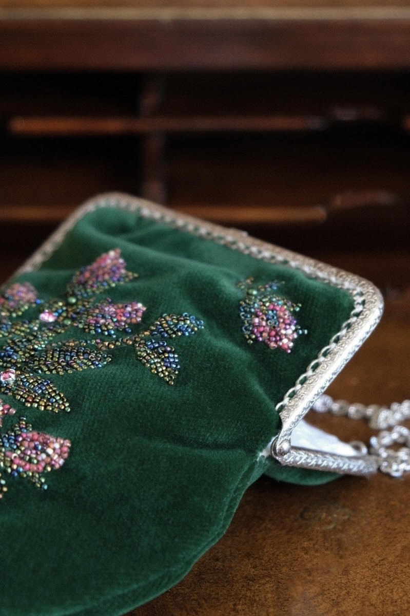 "Букет роз" зеленая бархатная сумочка с вышивкой в виде бутонов роз и с фермуаром