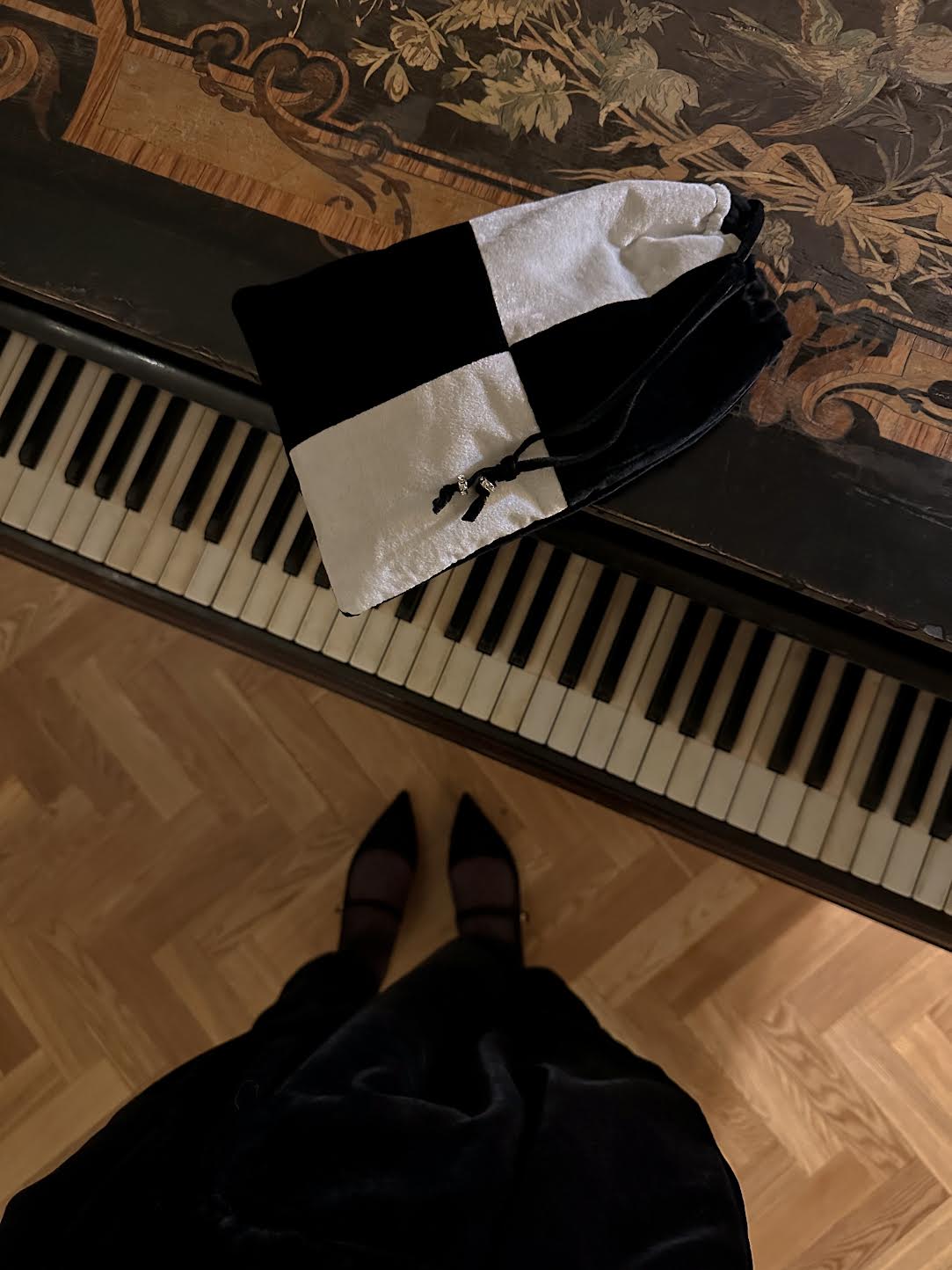 "Домино" мешочек из шелкового бархата с бархатными завязками и ронделями