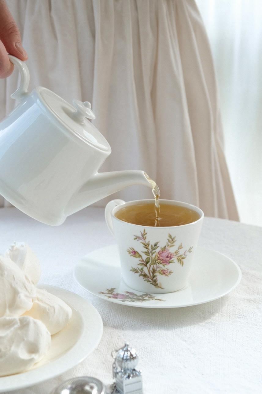"Белоснежная столовая" фирменная чайная пара из фарфора с ручной росписью и золочением