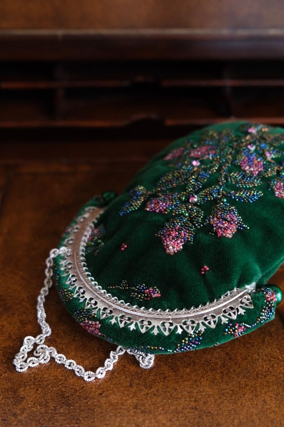 "Цветочная Арка" бархатная сумочка с вышивкой в виде бутонов роз и с объёмной дугой