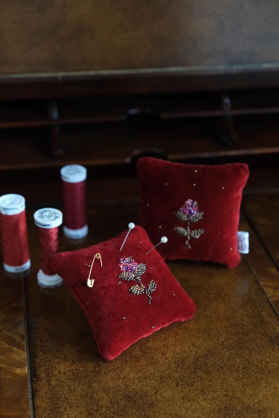 "Цветочная геральдика" бархатная квадратная игольница с вшитым логотипом