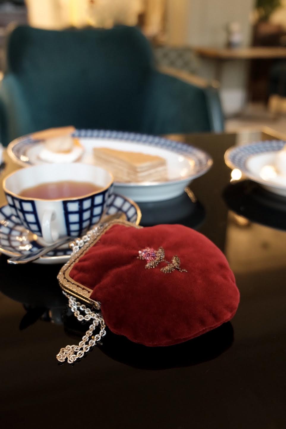 "Цветочная геральдика" бархатный кошелёк в форме сердца на длинной цепочке