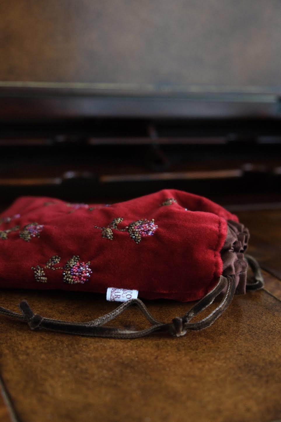 "Цветочная геральдика" бархатный мешочек с вышивкой бисерои и вшитым логотипом