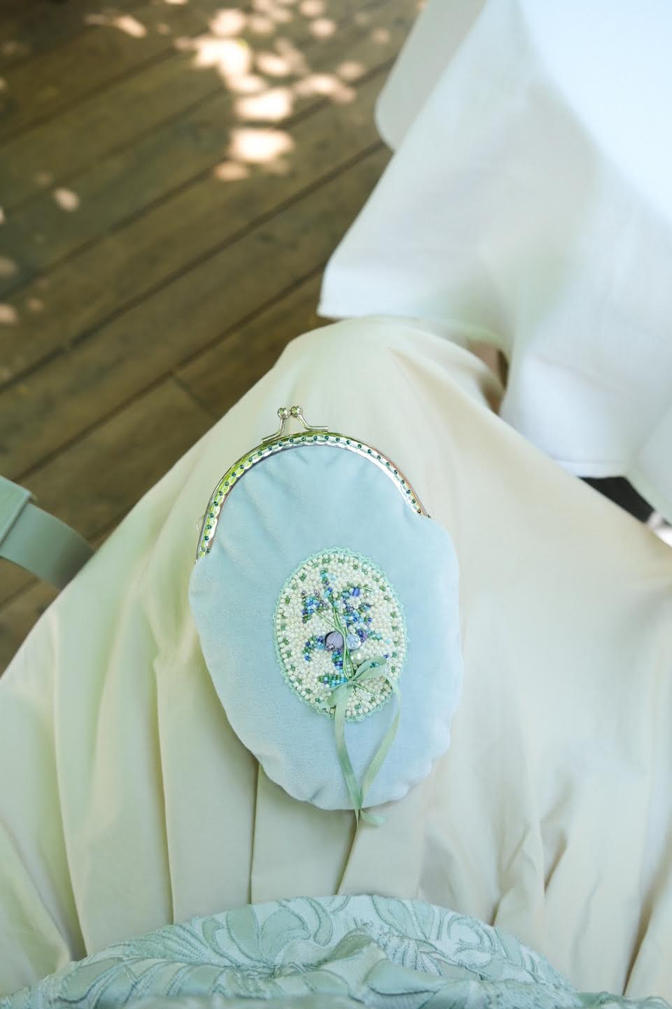 "Медальон и зеленый бант" бархатная сумочка с вышивкой бисером, жемчугом и кристаллами