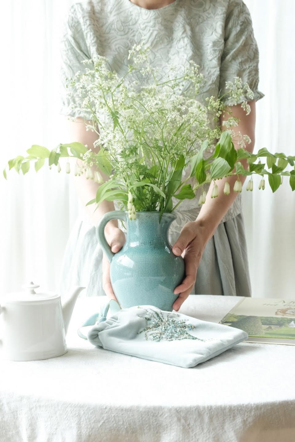 "Букет на голубом фоне" бархатный мешочек с вышивкой бисером, жемчугом и кристаллами