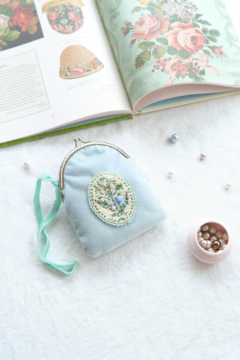 "Голубой медальон"  бархатная сумочка с вышивкой бисером, жемчугом и кристаллами