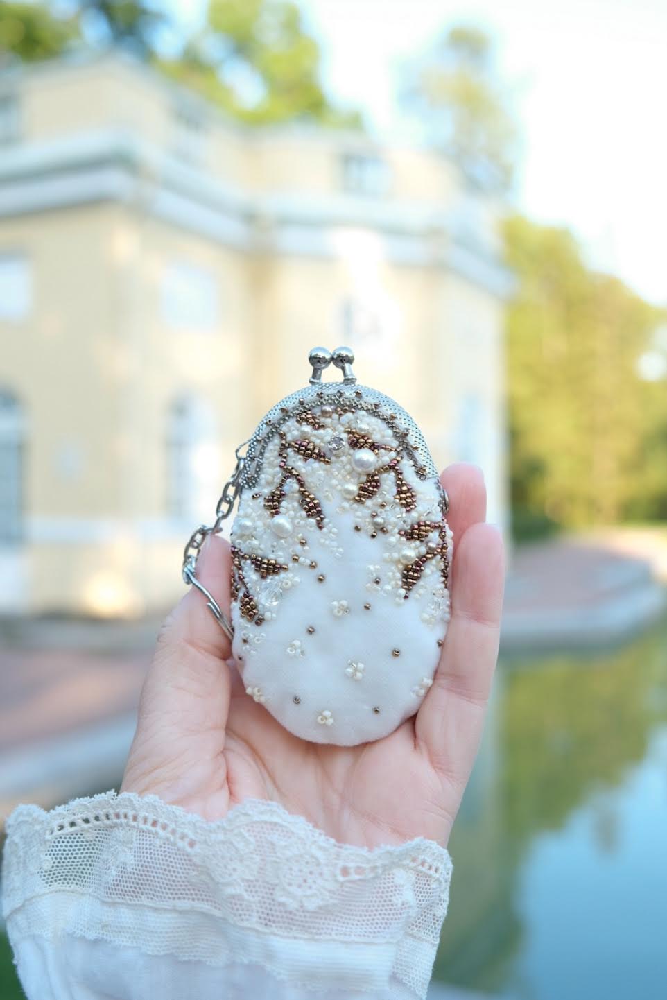 "Пелегрина-мини" брелок-подвеска в виде сумочки с фермуаром, вышитый бисером