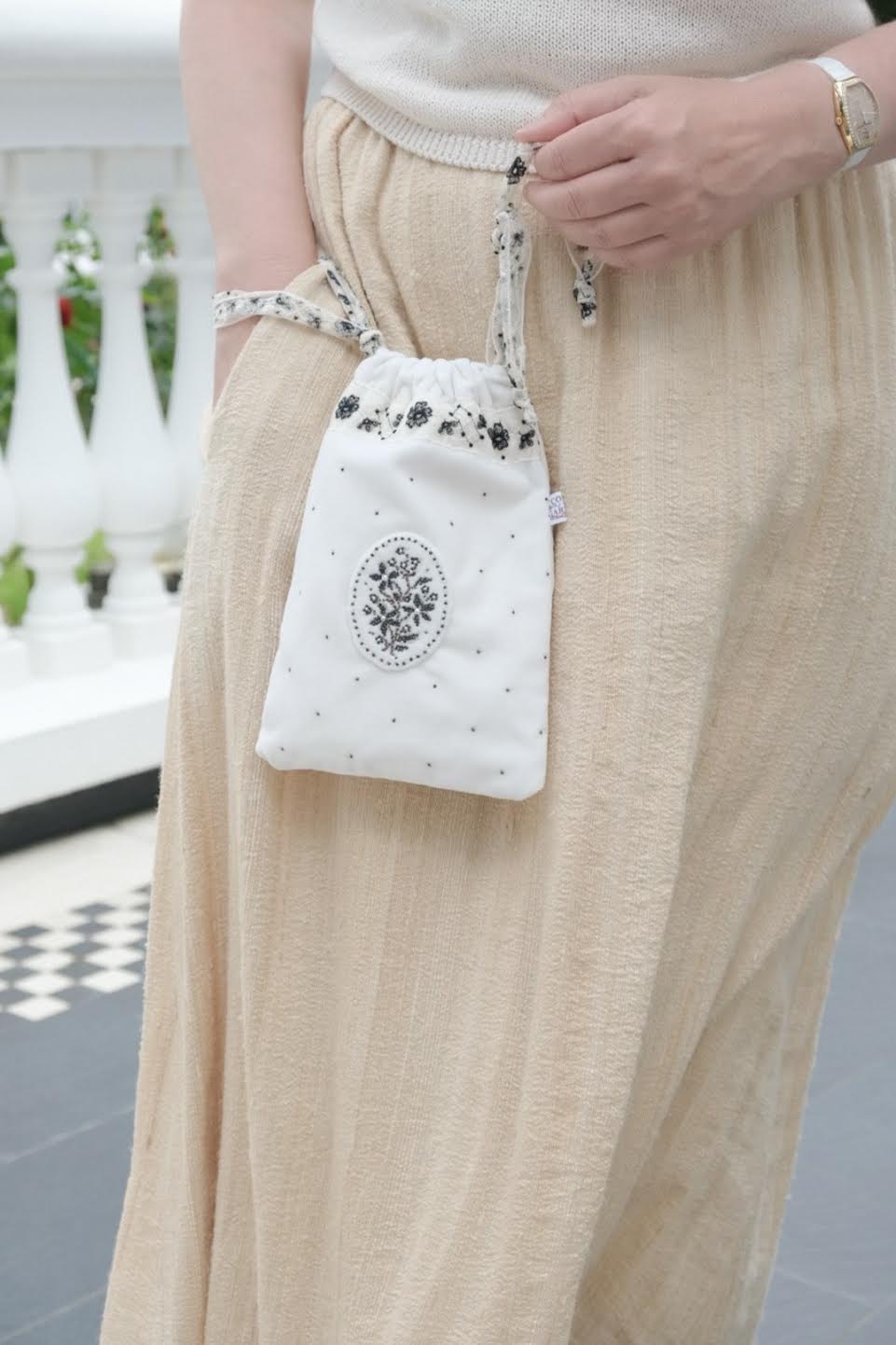 "Черное и белое" бархатный мешочек в классическом стиле с кружевом