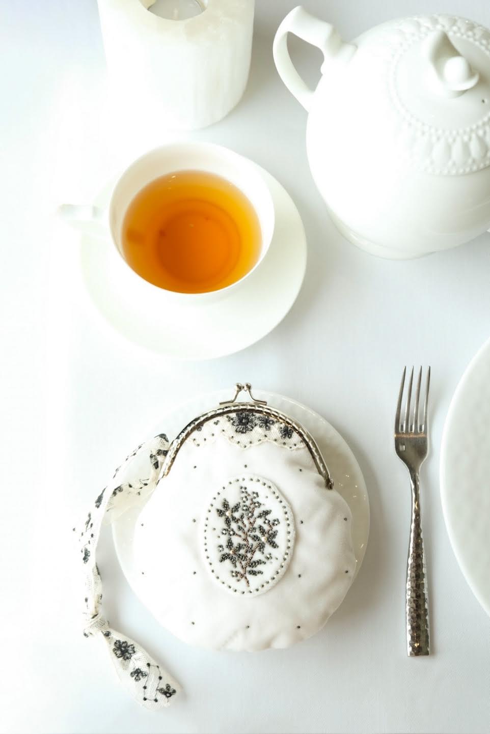 "Черное и белое" бархатная сумочка на запястье с кружевом и фермуаром