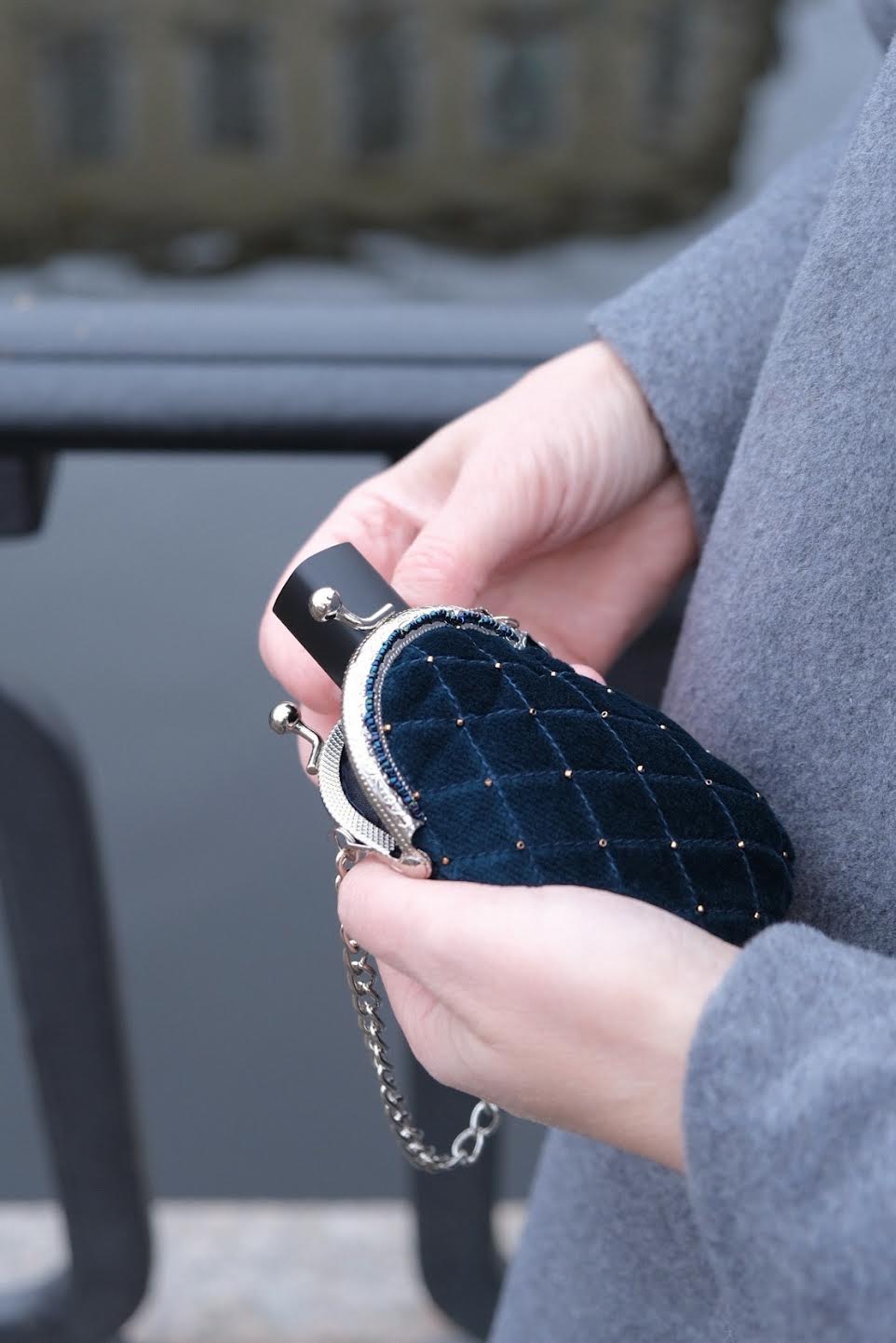 "Театральная коллекция": бархатный футляр для помады на цепочке для запястья и с имитацией каретной стяжки