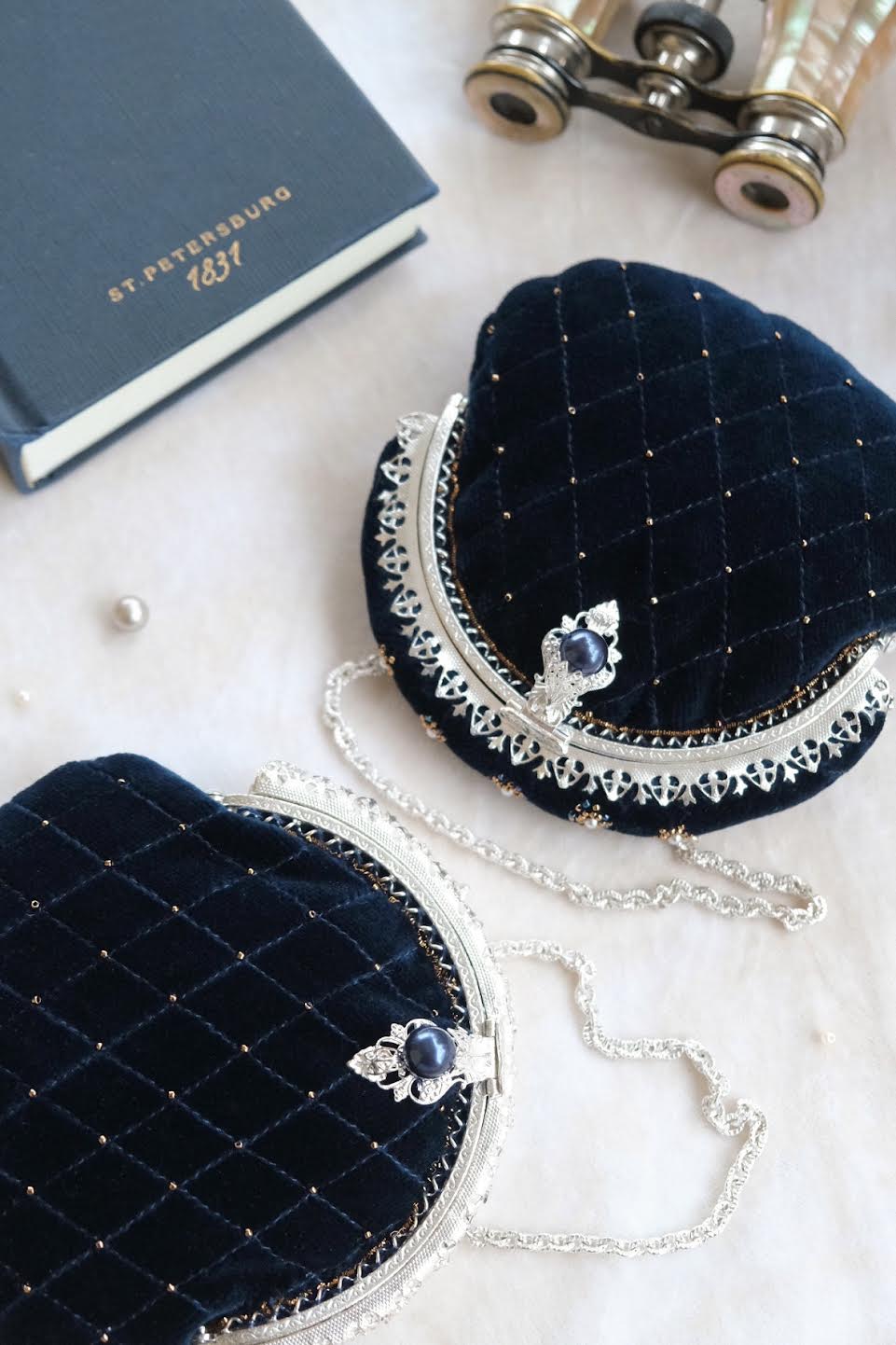 "Театральная коллекция": бархатная сумочка с бархатной дугой, синей жемчужиной и имитацией каретной стяжки