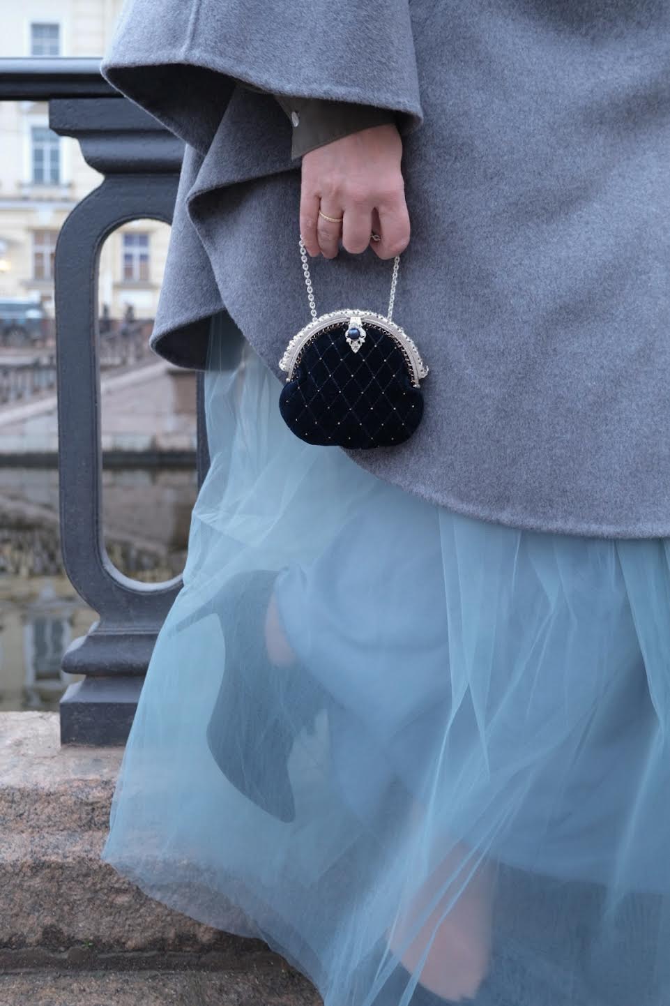 "Театральная коллекция": бархатная сумочка с резным фермуаром, синей жемчужиной и имитацией каретной стяжки