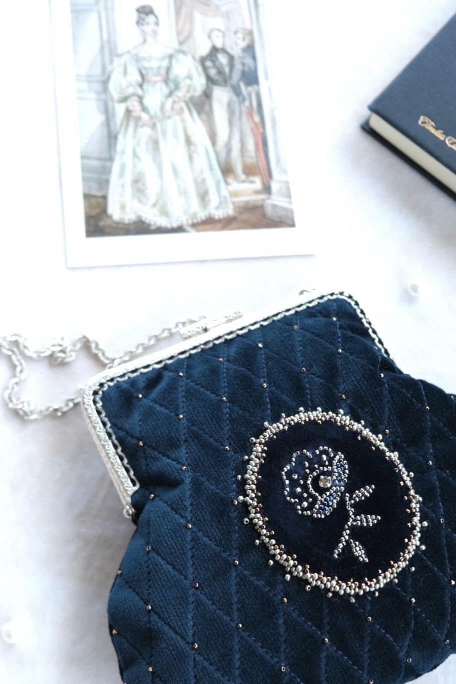 "Театральная коллекция": сумочка с вышивкой на бархатной камее и имитацией каретной стяжки