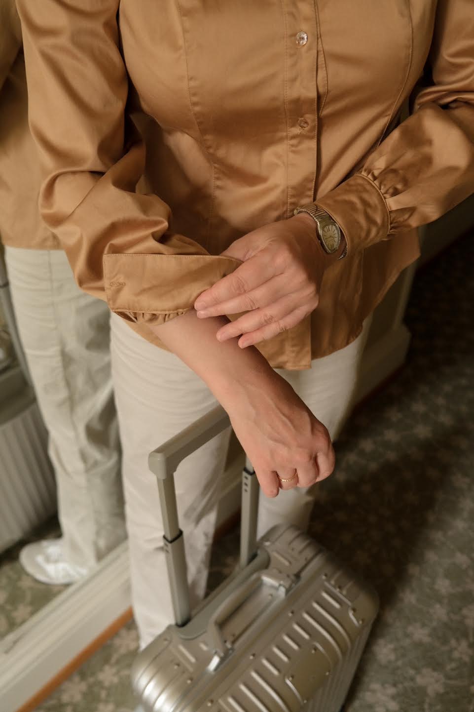 "Миндаль" рубашка из костюмного хлопка с сатиновым блеском, на пуговицах, с манжетами, пошив по индивидуальному заказу