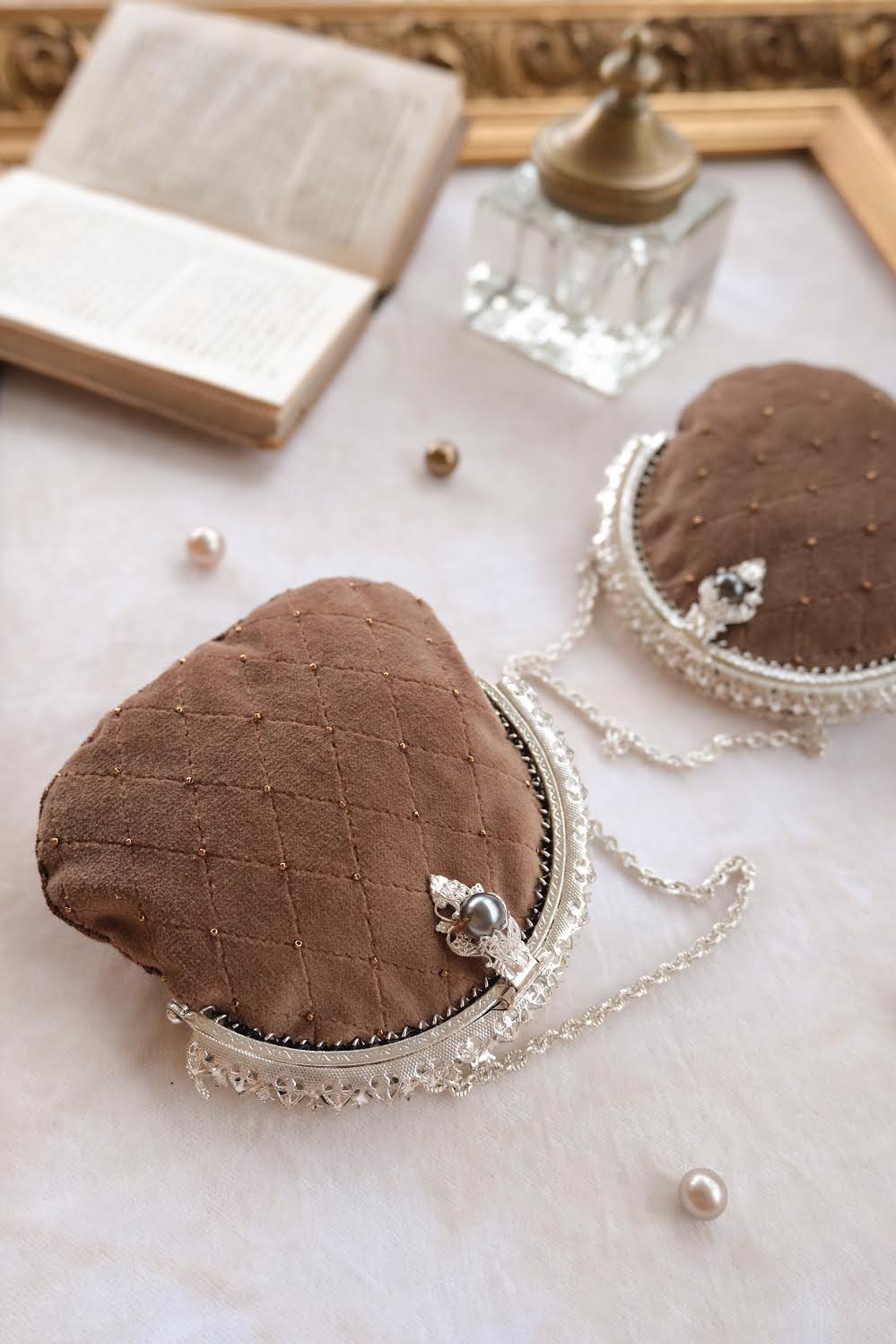 "Миндаль" бархатная сумочка с резным фермуаром, хрустальной жемчужиной и имитацией каретной стяжки