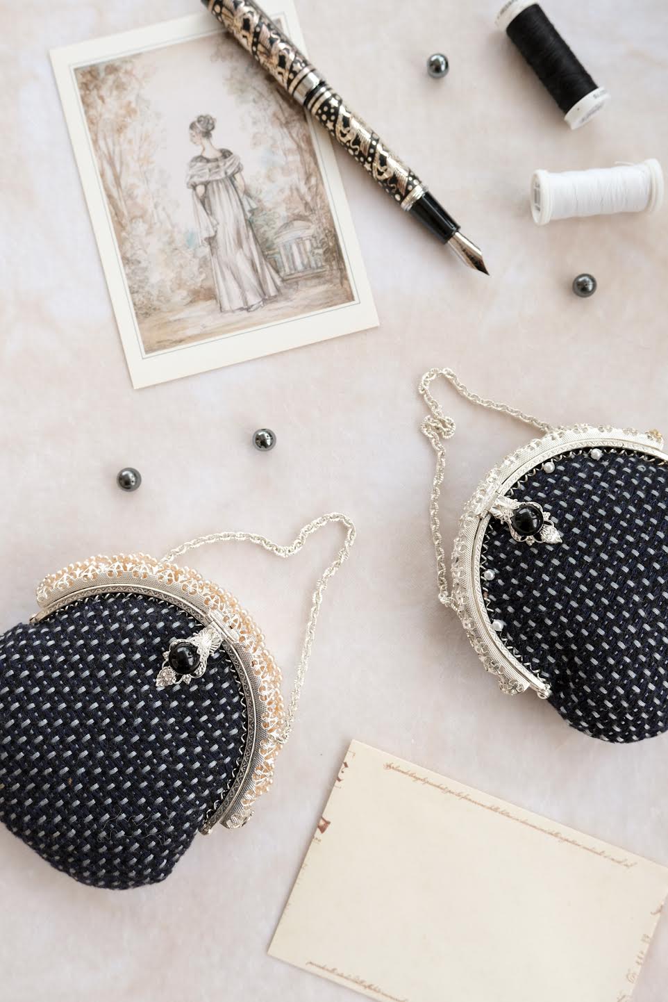 "Консерватория" сумочка из смесовой шелковой ткани с резным фермуаром и хрустальной жемчужиной