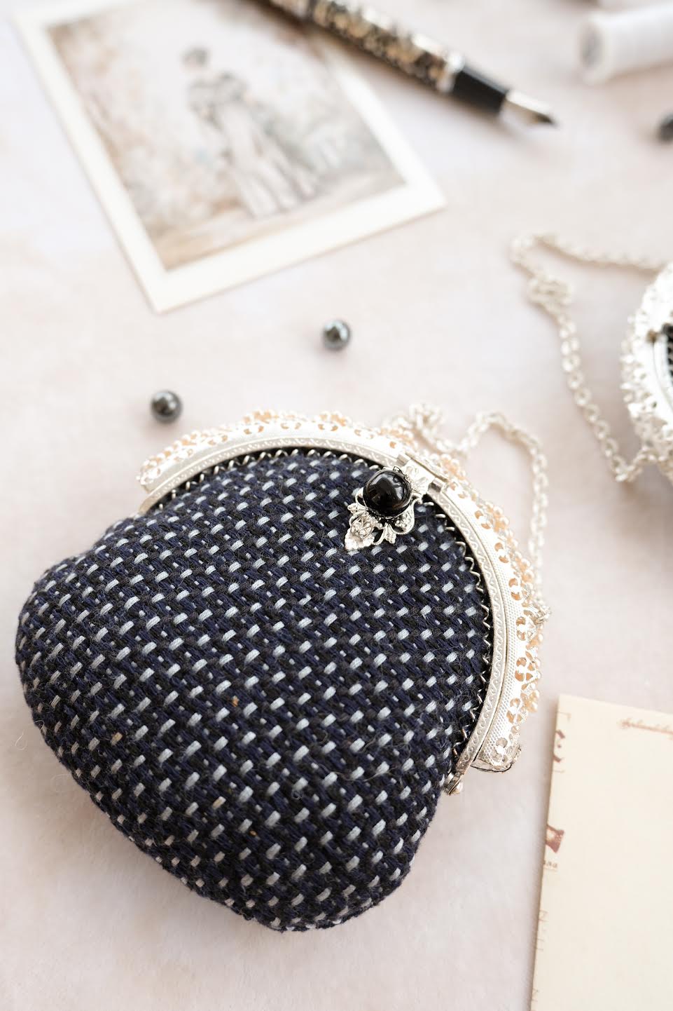 "Театральная коллекция" сумочка из смесовой шелковой ткани с фермуаром, украшенным жемчугом в виде переплетенной дуги