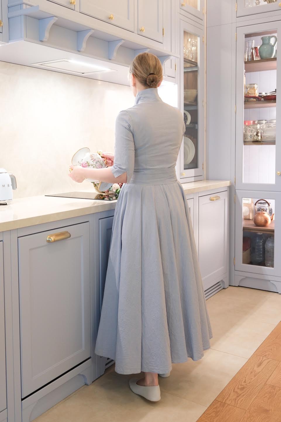 "Незабудка" домашнее  платье длины макси из хлопка с рядом тканевых пуговиц и с поясом