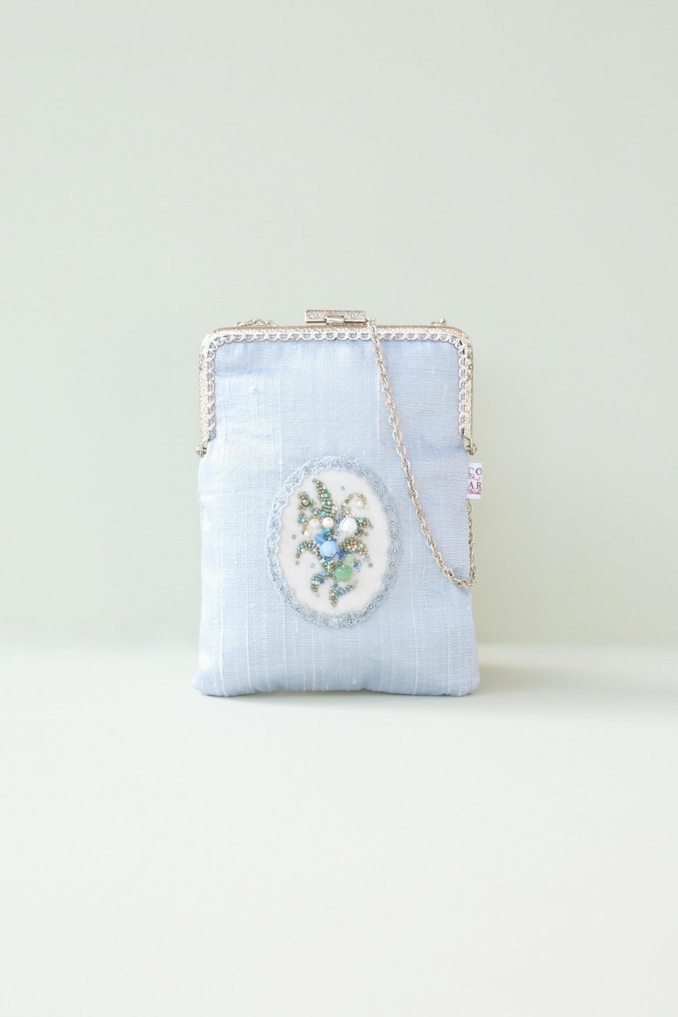 "Голубой букет" сумочка из дикого шелка с фермуаром и вышивкой ювелирным бисером