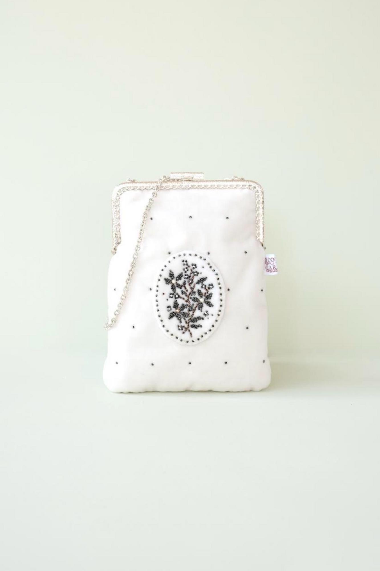 "Букет монохром" бархатная сумочка с камеей, вышитой ювелирным бисером, и с фермуаром