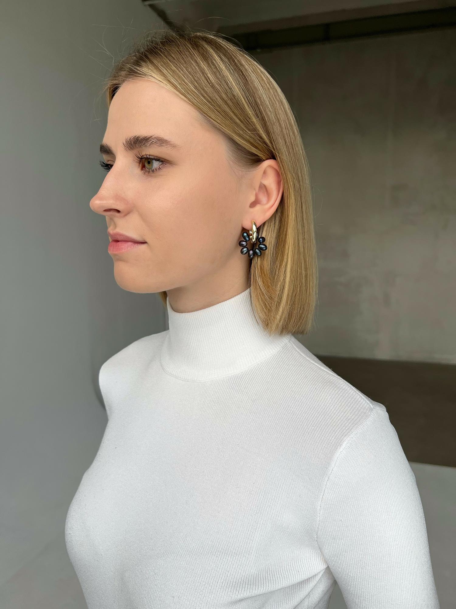 Кольцо из бусин игривого темного жемчуга