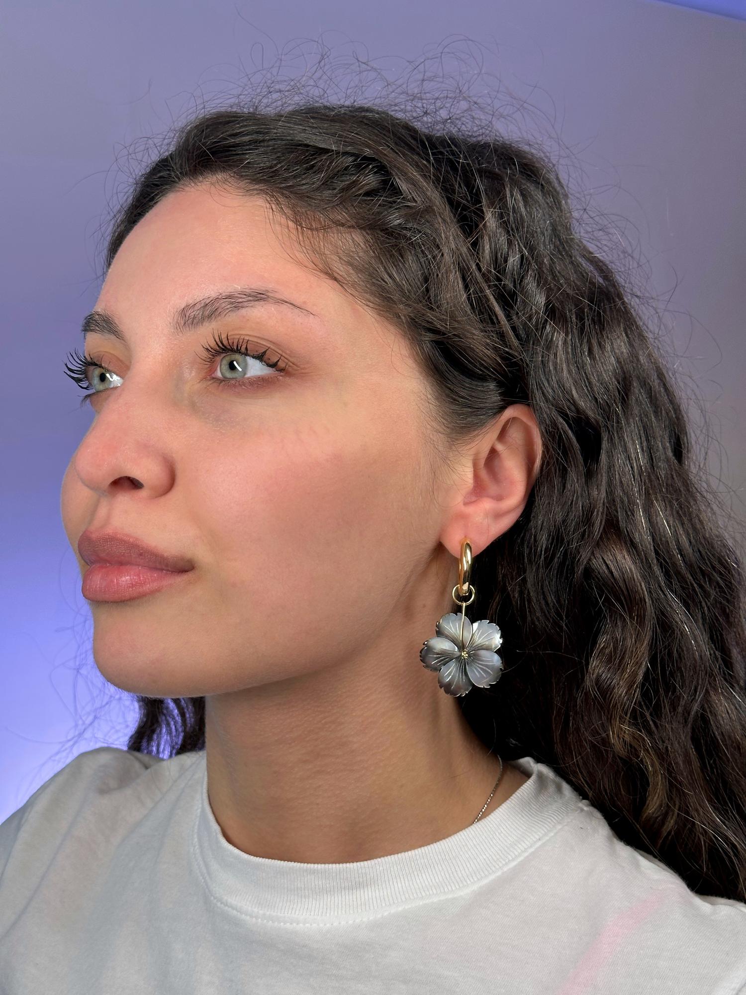 Темный цветок из перламутра