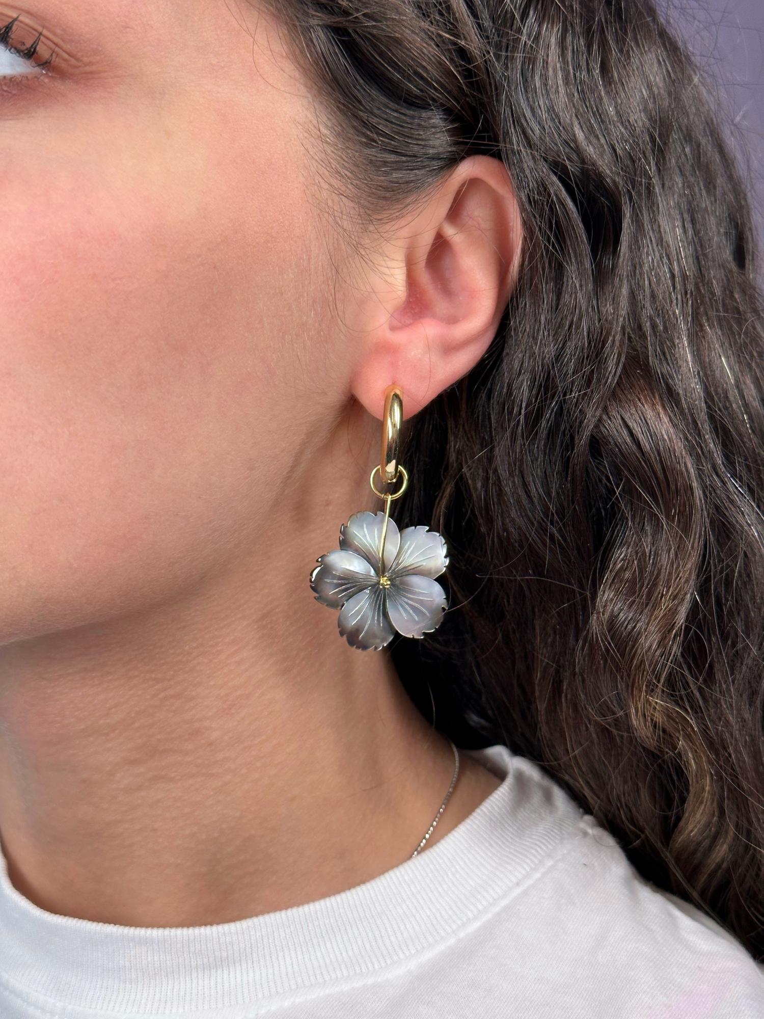 Темный цветок из перламутра