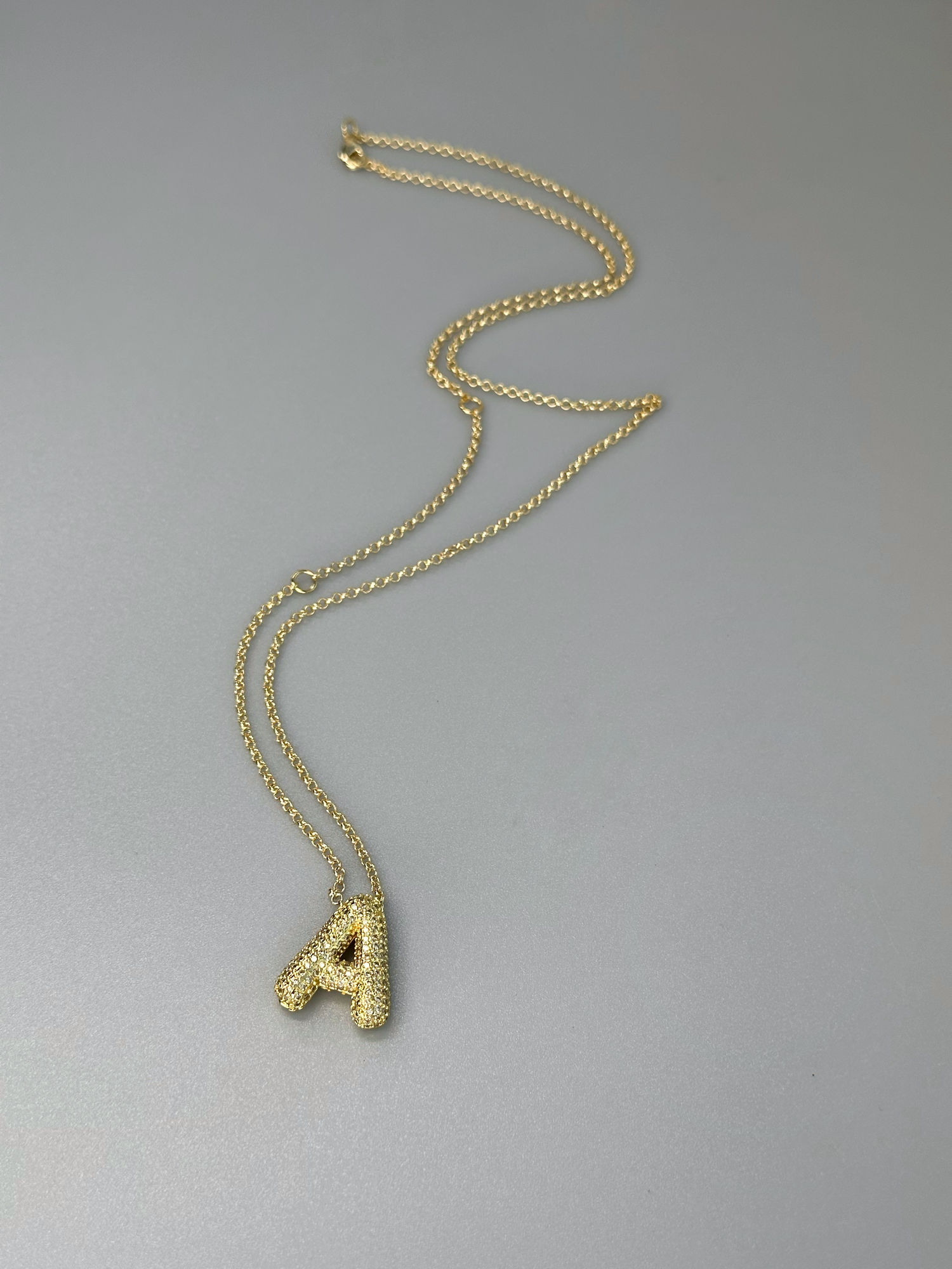 Цепь с инкрустированной буквой