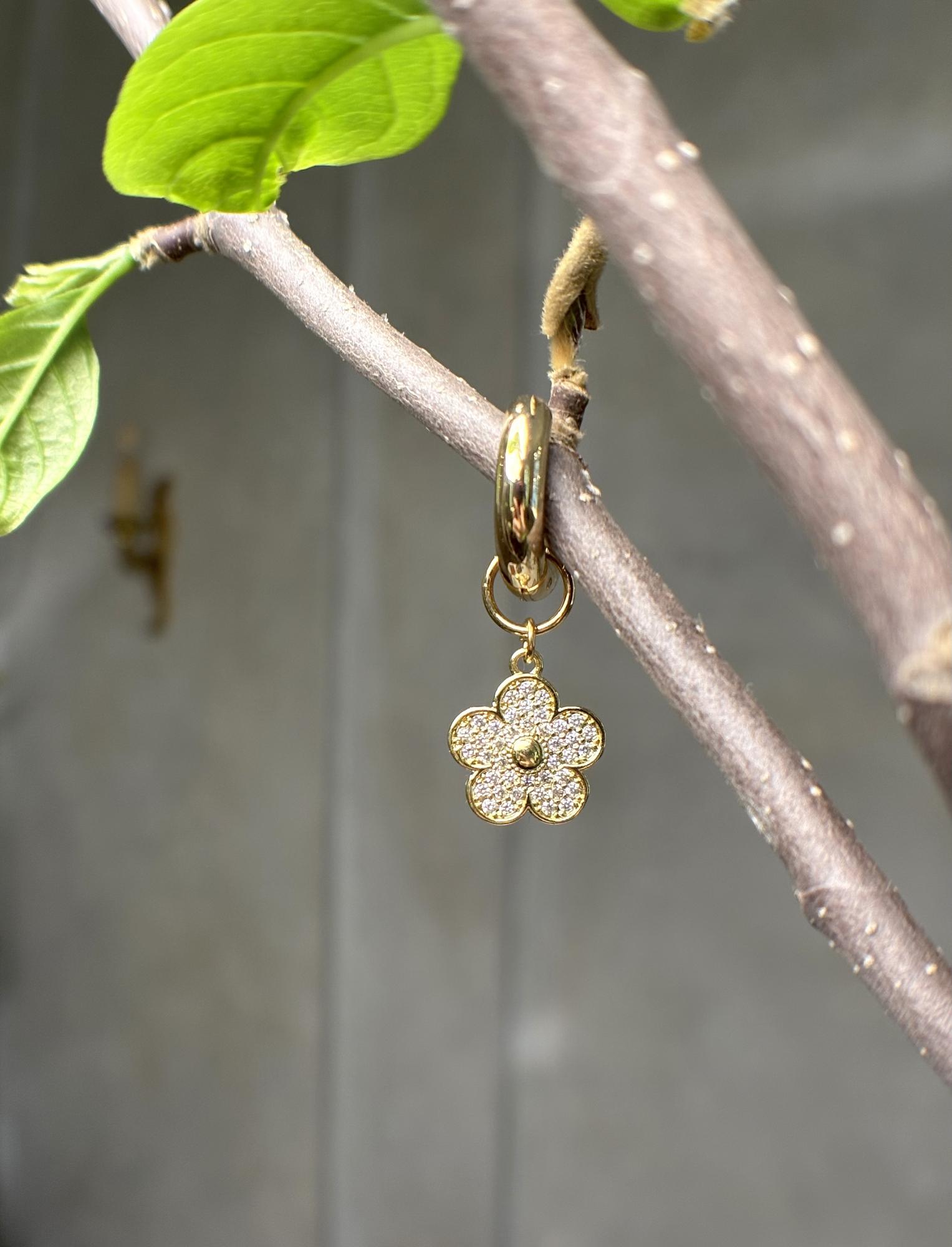 Цветок с инкрустацией