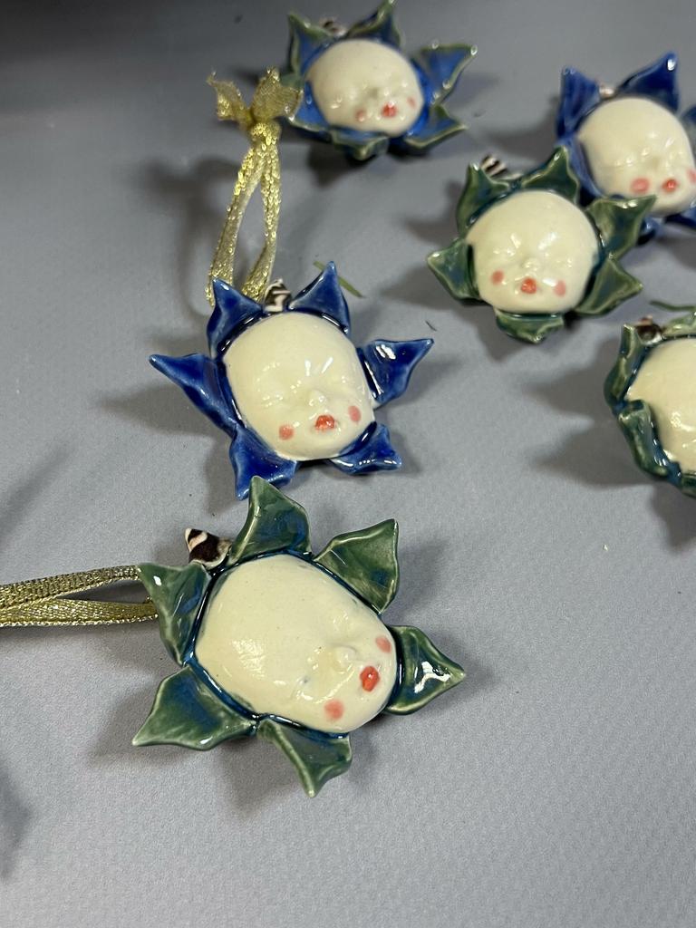 Пупсы с зелено-синей шляпкой