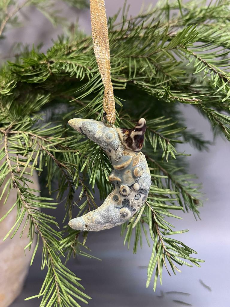 Луна в ночной шапочке