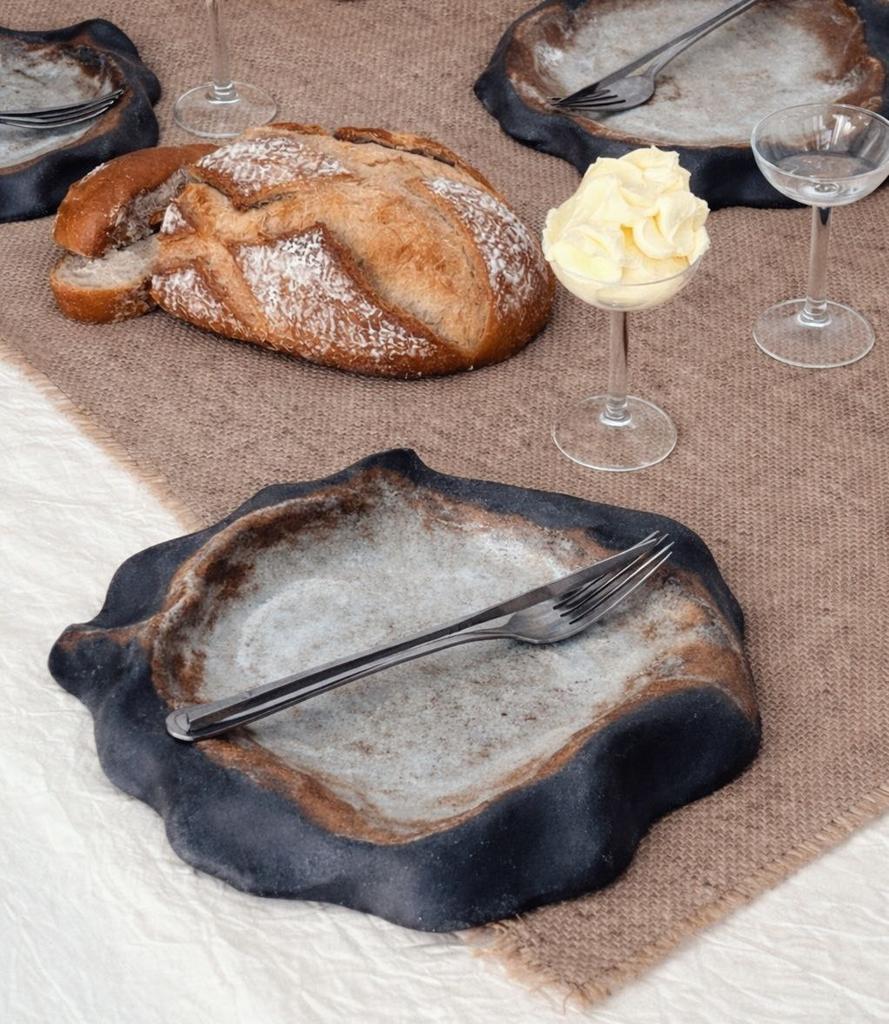 Тарелка из черной глины c изогнутыми краями