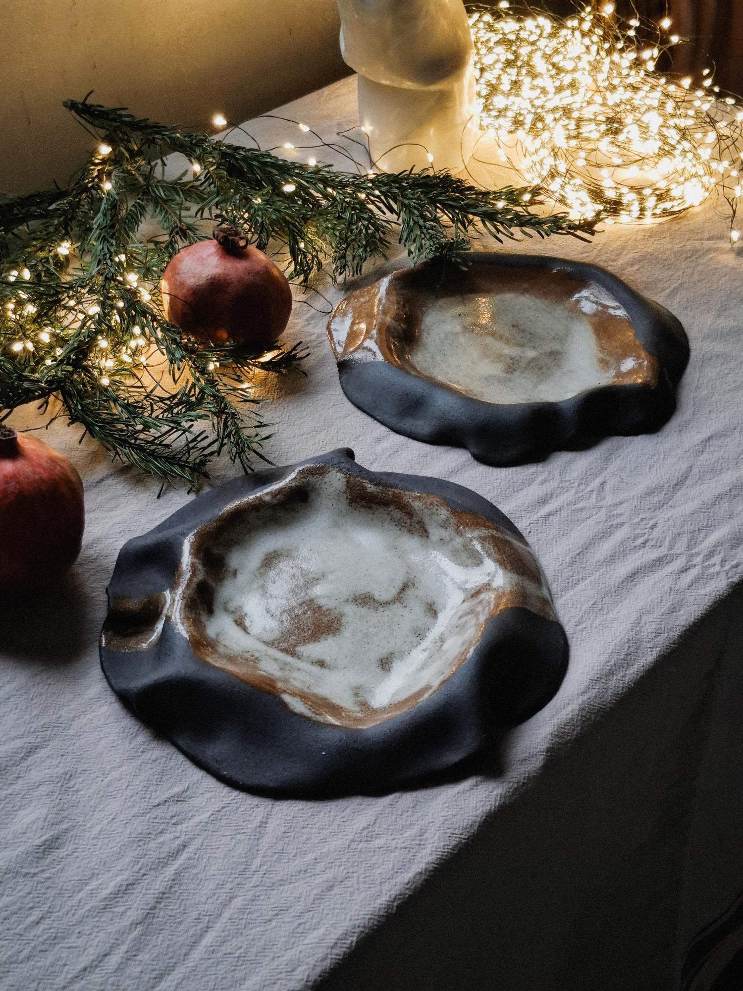 Тарелка из черной глины c изогнутыми краями